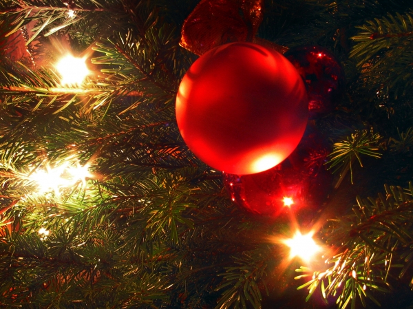 Foto Stock albero di natale porta candele in legno su fondo con effetto  bokeh