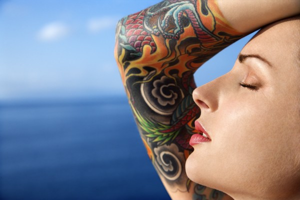 attraente donna tatuata