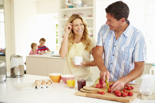 Famiglia Moderna Che Usa Gadget Per Colazione in Cucina Fotografia Stock -  Immagine di colazione, adulto: 168021470