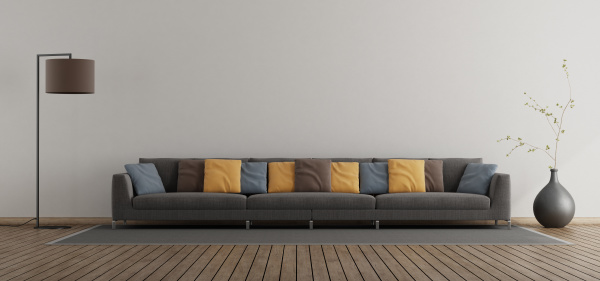 soggiorno minimalista con grande divano