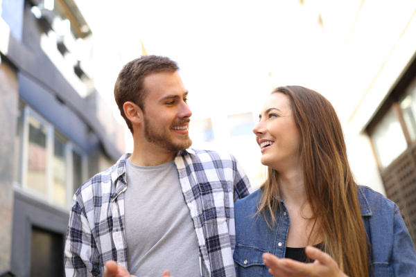 Profilo Di Una Coppia Che Si Guarda Nella Via Immagine Stock