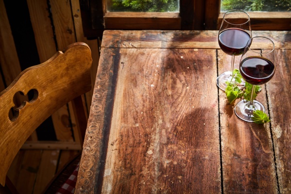 due bicchieri di vino rosso su tavolo Stock Photo