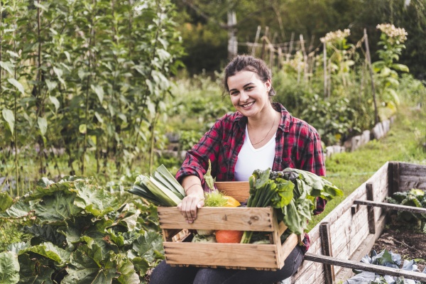 giovane donna sorridente con verdure in