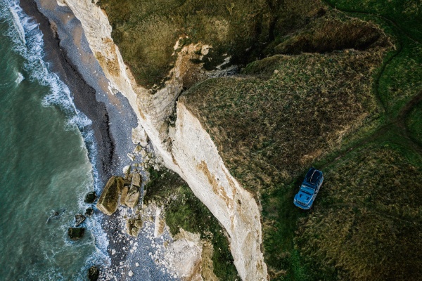 vista aerea dell auto sulla scogliera