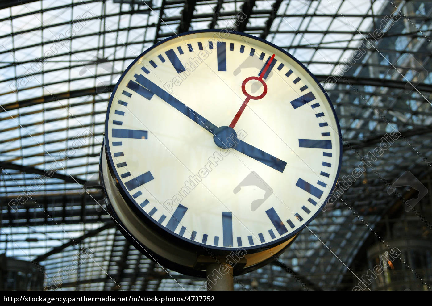 Stazione orologio - stazione ferroviaria orologio - Stockphoto #4737752