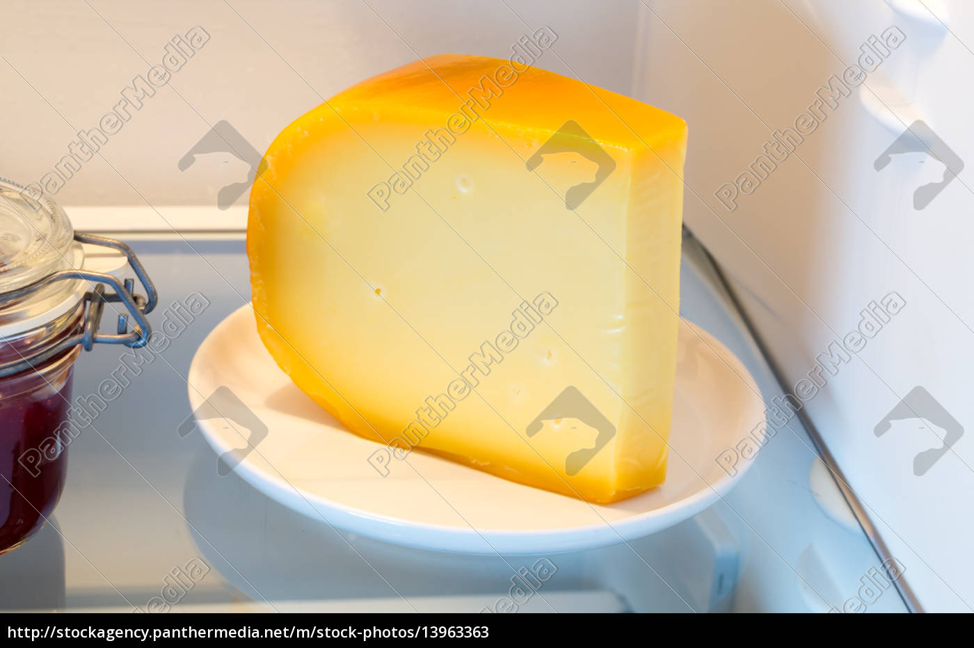 https://mh-2-agenzia-di-stock.panthermedia.net/media/previews/0013000000/13963000/~formaggio-in-frigo-con-la-porta_13963363_high.jpg