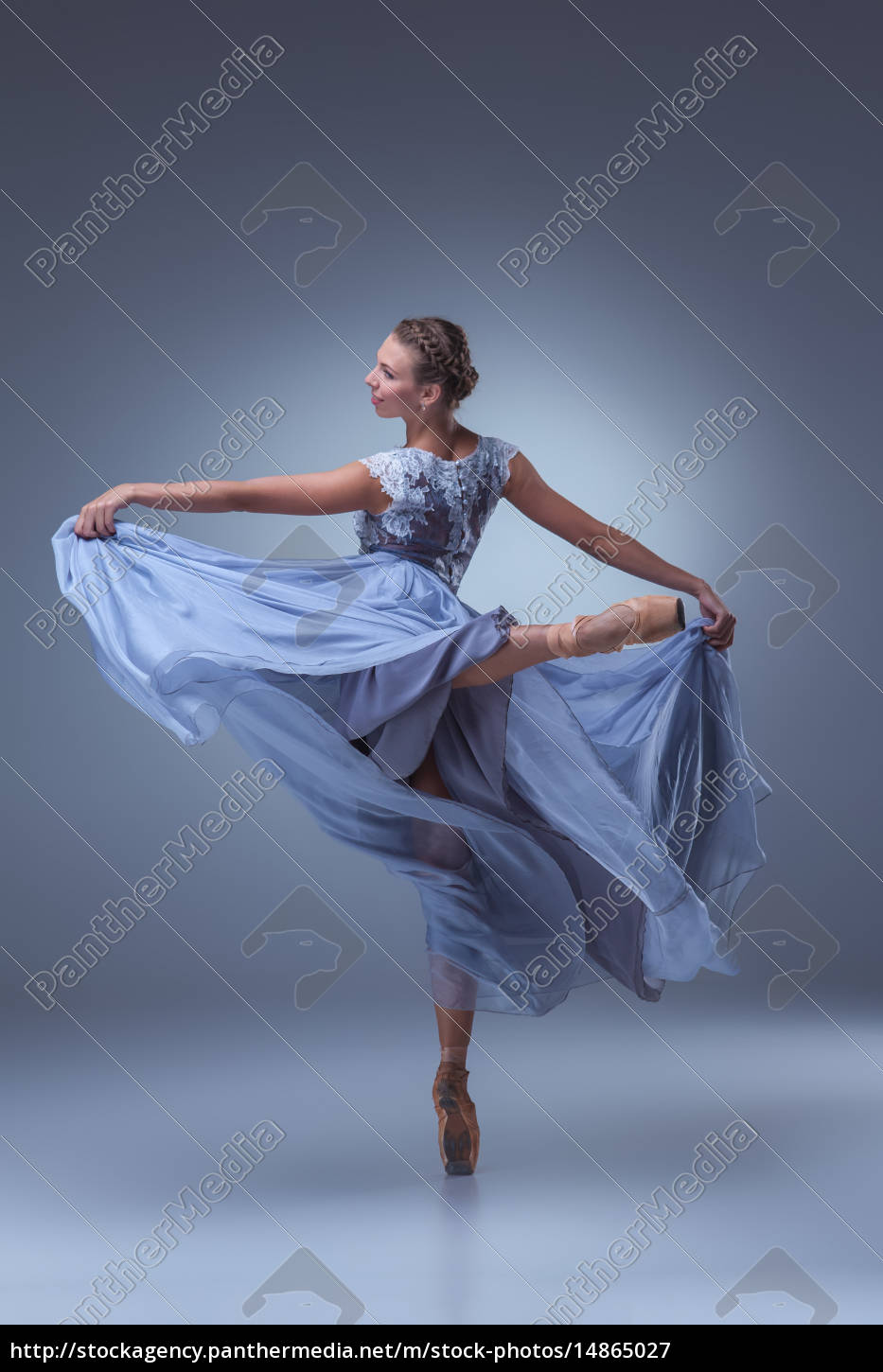 Wow, la sua incredibile. Ritratto della bellissima ballerina donna in  costume blu con il trucco in piedi contro lo sfondo grigio guardando la  fotocamera. l'emozione di un Foto stock - Alamy