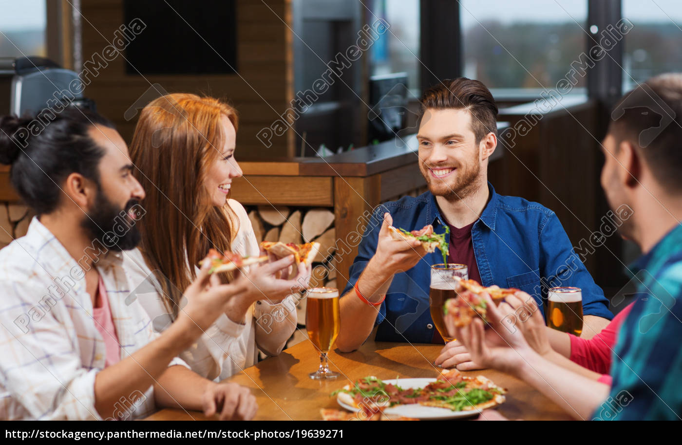 amici che mangiano pizza con birra al ristorante - Foto stock #19639271