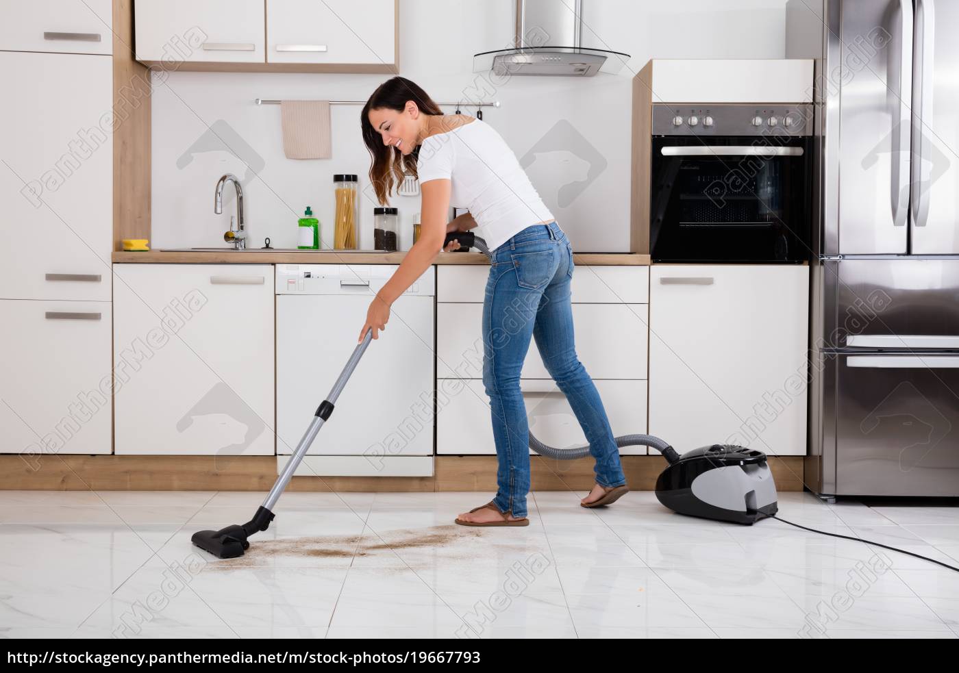 La donna in cucina lava pavimenti. Casalinga fa la pulizia in cucina Foto  stock - Alamy