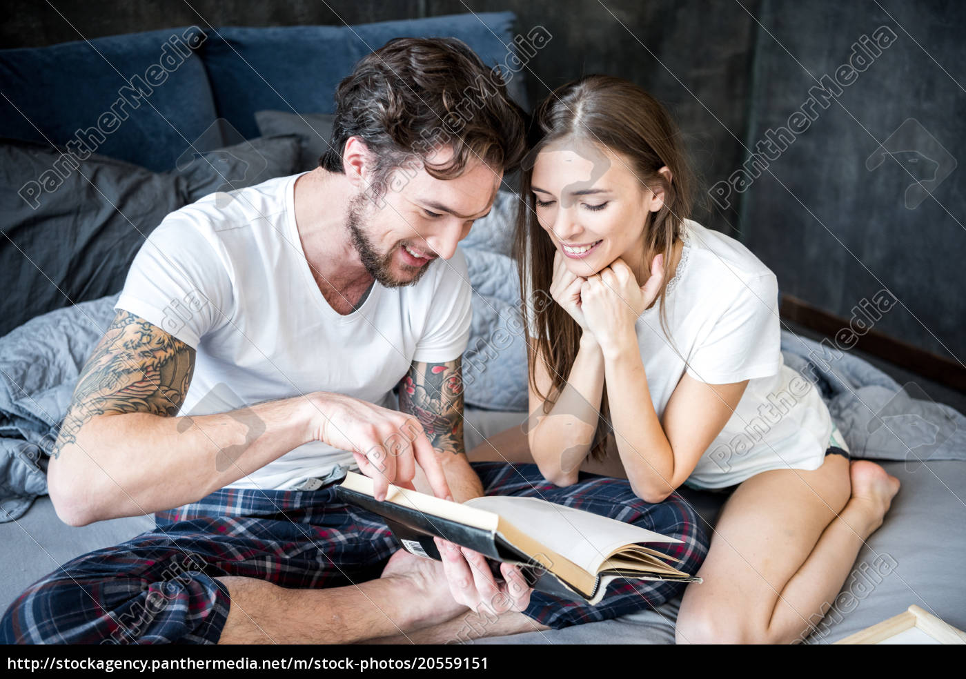 Libro di lettura di coppia in camera da letto - Foto stock #20559151
