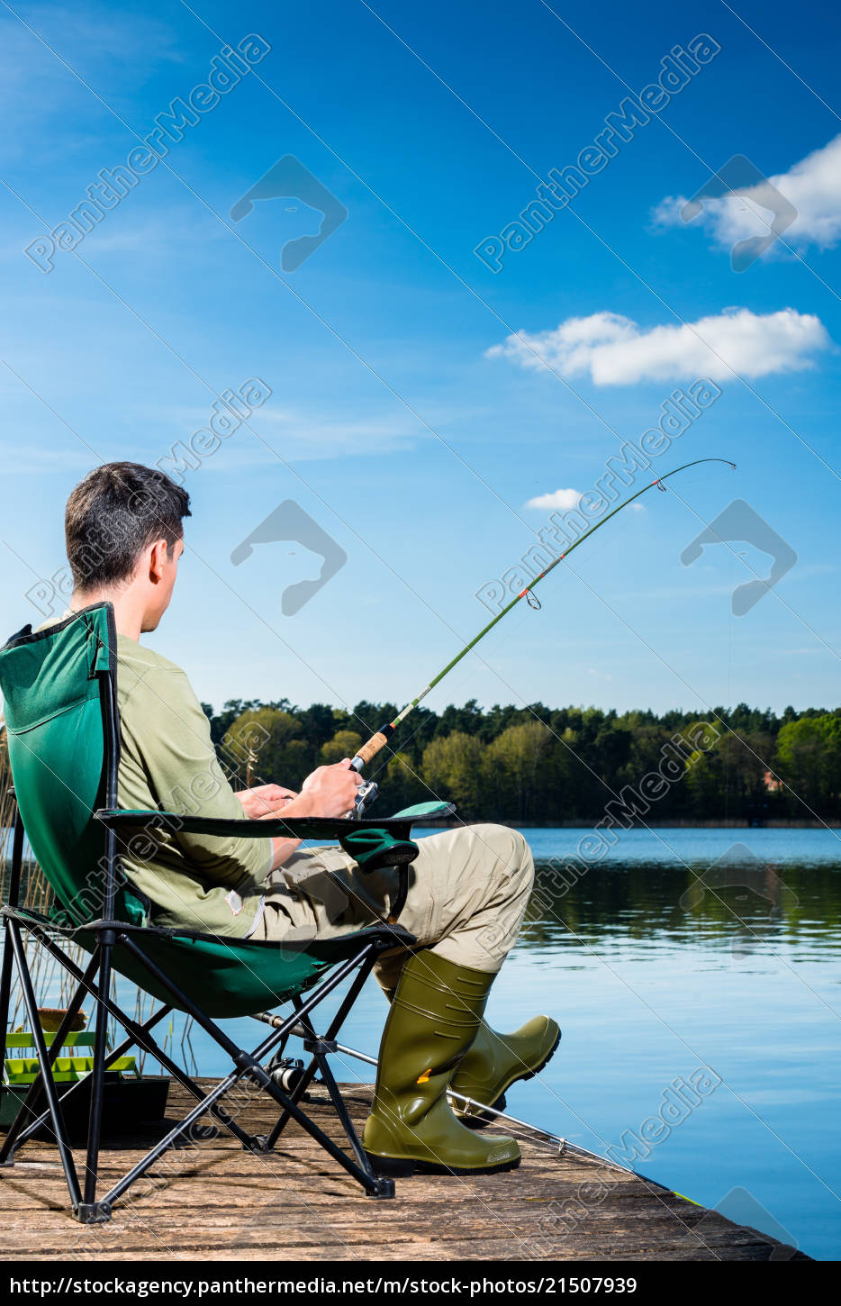 Il Pescatore Ha Fuso La Canna Da Pesca in Acqua Di Fiume O Del Lago Uomo  Con L'attrezzatura Di Filatura Nello Stile Di Vita Sano Immagine Stock -  Immagine di maschio, attività