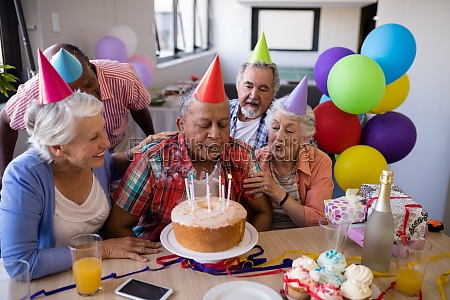 un anziano uomo Tenere un' compleanno torta con parecchi candele su bokeh  stile sfondo 29290501 Stock Photo su Vecteezy