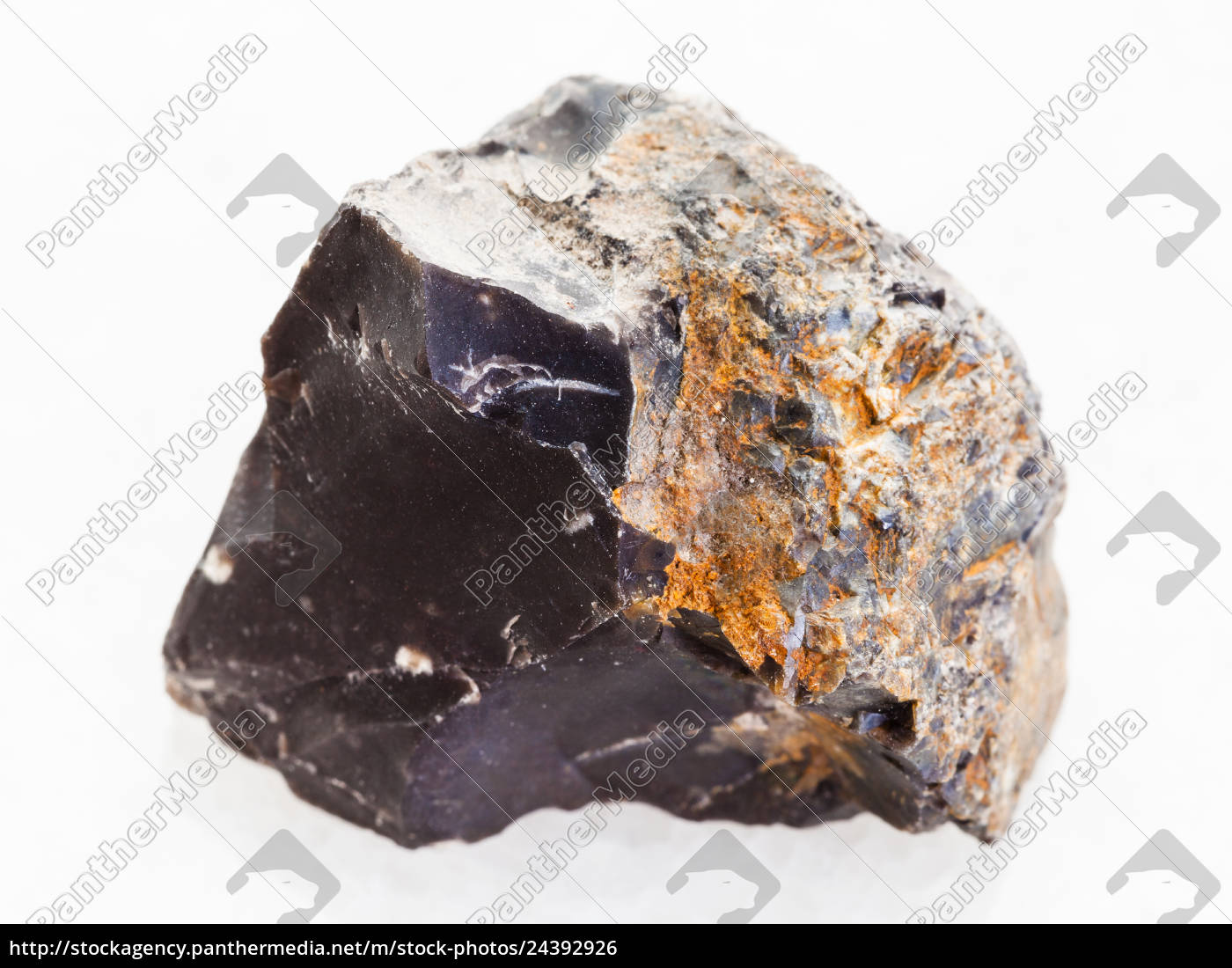 pietra focaia nera grezza su marmo bianco - Stockphoto #24392926