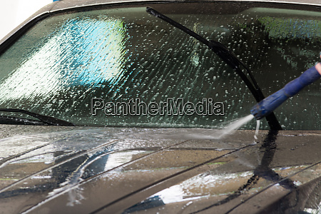 Autolavaggio manuale con acqua pressurizzata in auto lavaggio