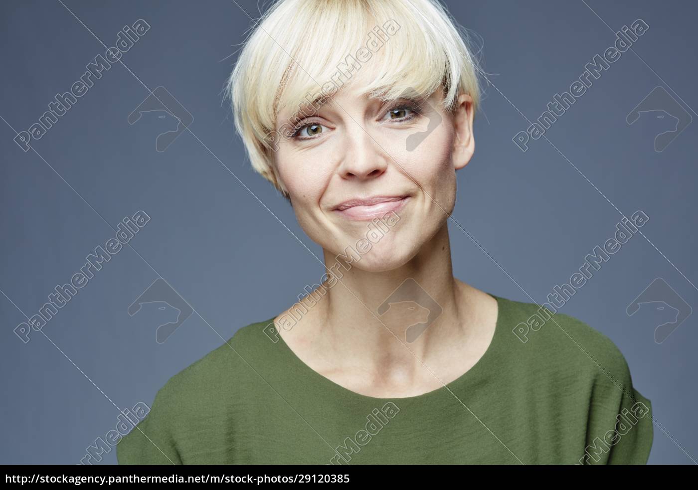 Ritratto di donna bionda sorridente che indossa occhiali da sci e casco  Foto stock - Alamy